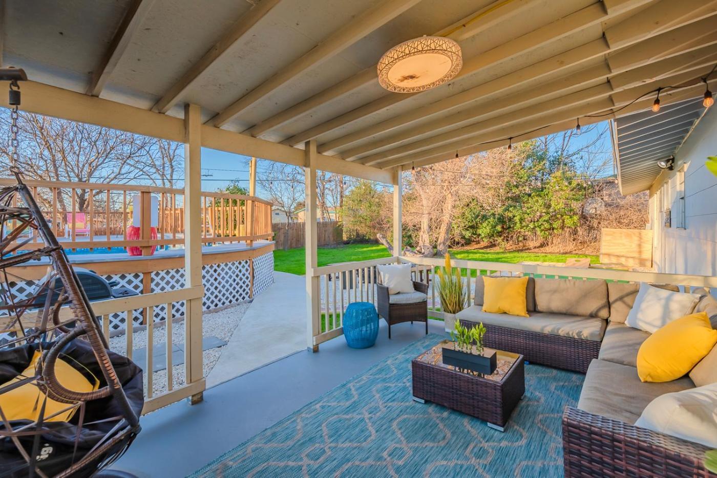 Game Room, Pool & Fire Pit At The Medical Center Hébergement de vacances