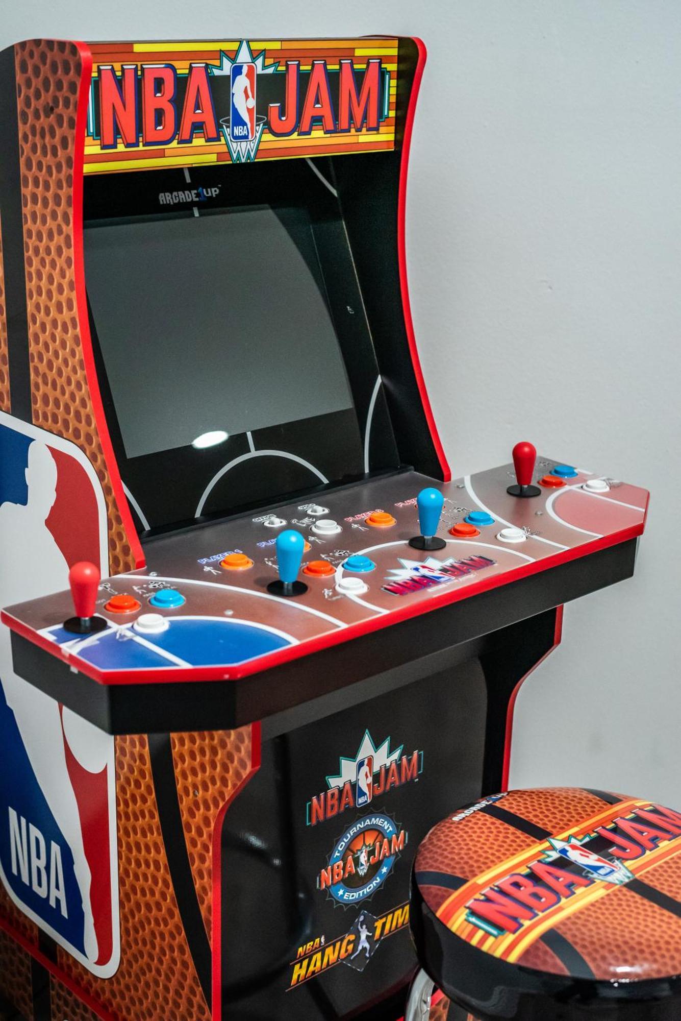 Game Room, Pool & Fire Pit At The Medical Center Hébergement de vacances
